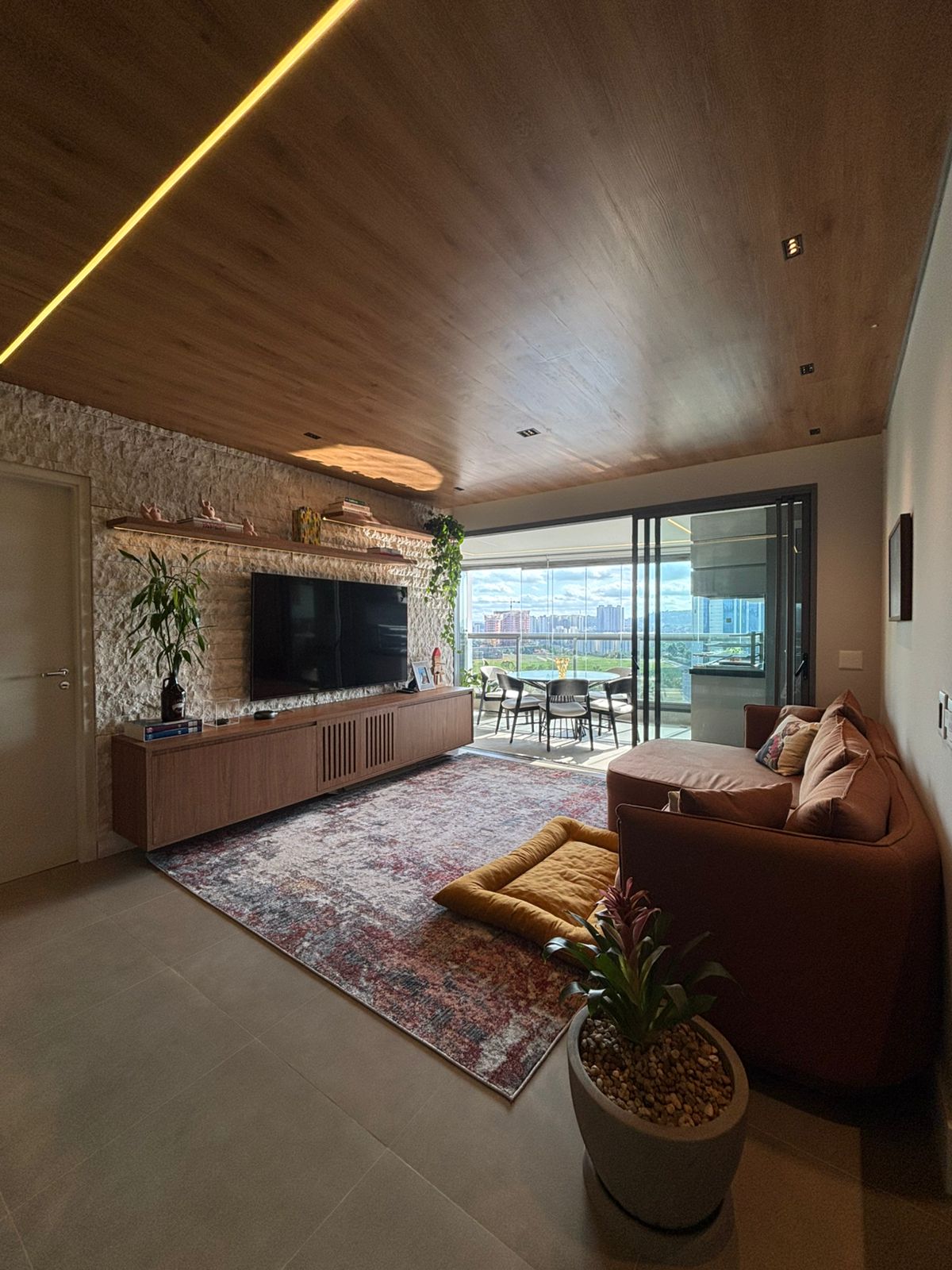 Sala ampla à varanda gourmet